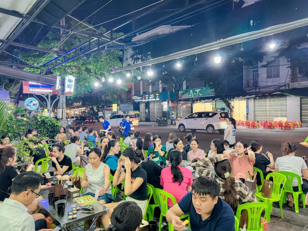 Phố Ốc: Quán vỉa hè xuyên đêm, vẫn vận hành trơn tru nhờ Unem